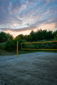 Sonnenuntergang über dem Beach-Volleyball-Feld