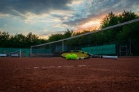 Tennisschläger und Tennisbälle auf einem Tennisplatz