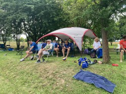 Zuschauer schauen gebannt zu